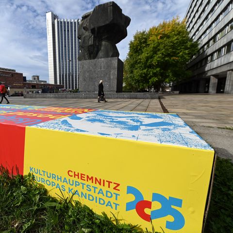 Chemnitz Kulturhauptstadt Europas 2025: Eine Bank vor dem Karl-Marx-Denkmal