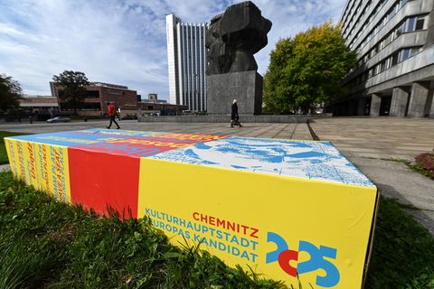 Chemnitz Kulturhauptstadt Europas 2025: Eine Bank vor dem Karl-Marx-Denkmal