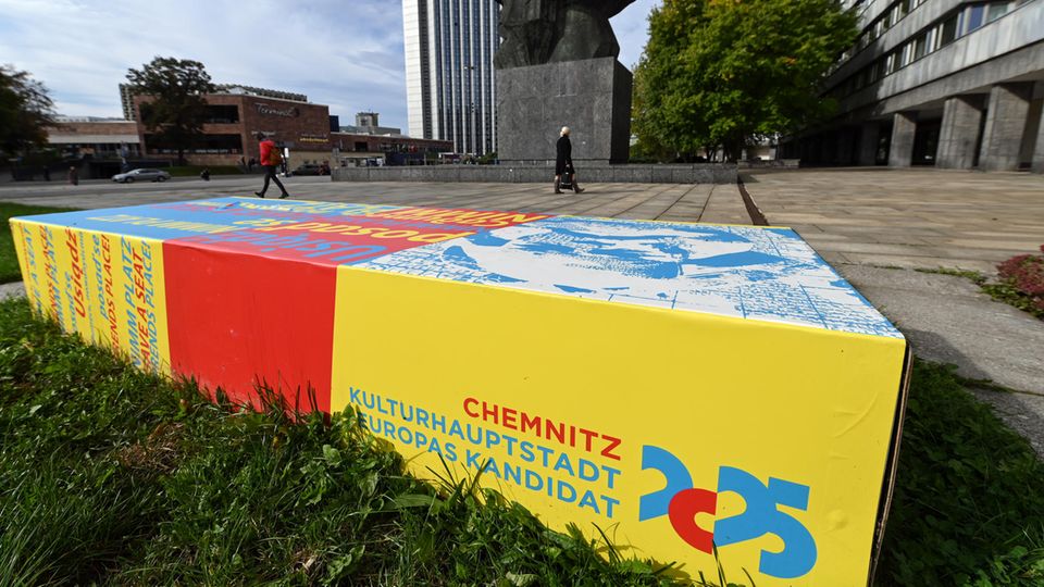 Chemnitz Kulturhauptstadt Europas 2025: Eine Bank vor dem Karl-Marx-Denkmal