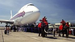 Bild 1 von 12 der Fotostrecke zum Klicken:  Begrüßung im Jahre 1979 auf Thailändisch, indem die erste Boeing 747 in der Flotte von Thai Airways von zwei Elefanten über das Rollfeld gezogen wird..