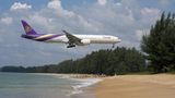 Eine Boeing 777 im Landeanflug: Vier unterschiedliche Versionen der "Triple7" waren bei Thai Airways bis Anfang des Jahres im Einsatz, insgesamt 32 Exemplare allein diesen Flugzeugtyps.