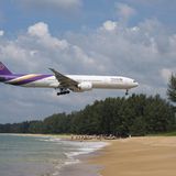 Eine Boeing 777 im Landeanflug: Vier unterschiedliche Versionen der "Triple7" waren bei Thai Airways bis Anfang des Jahres im Einsatz, insgesamt 32 Exemplare allein diesen Flugzeugtyps.