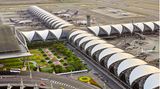 Bangkoks neuer Flughafen, der Suvarnabhumi International Airport, ist ein Entwurf des deutsch-amerikanischen Architekten Helmut Jahn und seit 2006 in Betrieb.