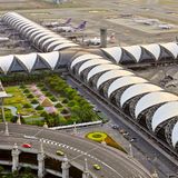 Bangkoks neuer Flughafen, der Suvarnabhumi International Airport, ist ein Entwurf des deutsch-amerikanischen Architekten Helmut Jahn und seit 2006 in Betrieb.
