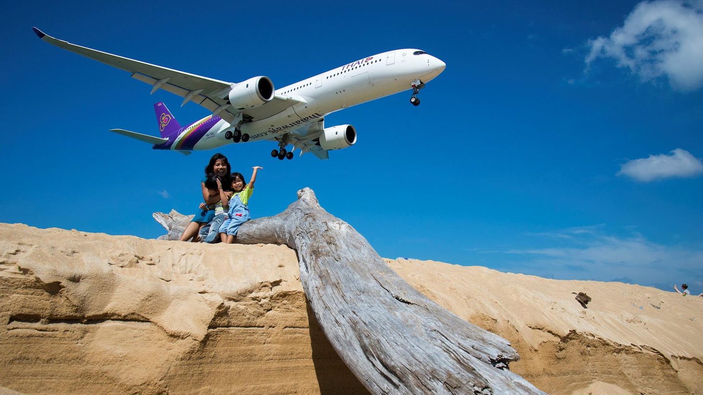 Kurz vor dem Aufsetzen auf der Piste in Phuket. An dem Strandabschnitt auf der beliebten Ferieninsel tummeln sich gerne Familien und auch Planespotter.