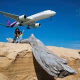 Kurz vor dem Aufsetzen auf der Piste in Phuket. An dem Strandabschnitt auf der beliebten Ferieninsel tummeln sich gerne Familien und auch Planespotter.