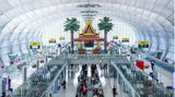Im Thai-Stil: Blick in die Pier E des wie ein H angelegten Terminals. Links und rechts geht es zu den Wartebereichen und Flugsteigen.