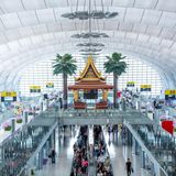 Im Thai-Stil: Blick in die Pier E des wie ein H angelegten Terminals. Links und rechts geht es zu den Wartebereichen und Flugsteigen.