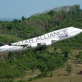 Thai Airways gehört zu den fünf Gründungsmitgliedern der Star Alliance, wie diese Sonderbemalung einer Boeing 747-400 zeigt. Das Luftfahrtbündnis entstand 1993 zusammen mit Lufthansa, United, Air Canada und der SAS.