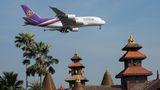 Das Flaggschiff im Anflug auf den Flughafen Bangkok: Zur Flotte von Thai Airways gehören auch sechs Exemplare des Airbus A380. Der größte Passagierjet der Welt flog bis zur Corona-Krise auch täglich unter der Flugnummer TG920/921 den Flughafen Frankfurt an.