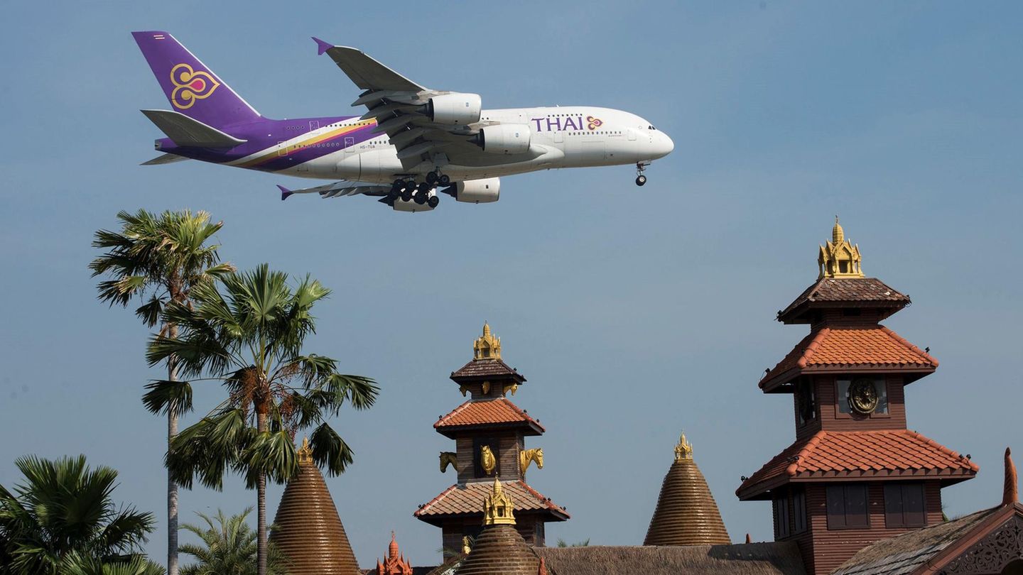 Das Flaggschiff im Anflug auf den Flughafen Bangkok: Zur Flotte von Thai Airways gehören auch sechs Exemplare des Airbus A380. Der größte Passagierjet der Welt flog bis zur Corona-Krise auch täglich unter der Flugnummer TG920/921 den Flughafen Frankfurt an.