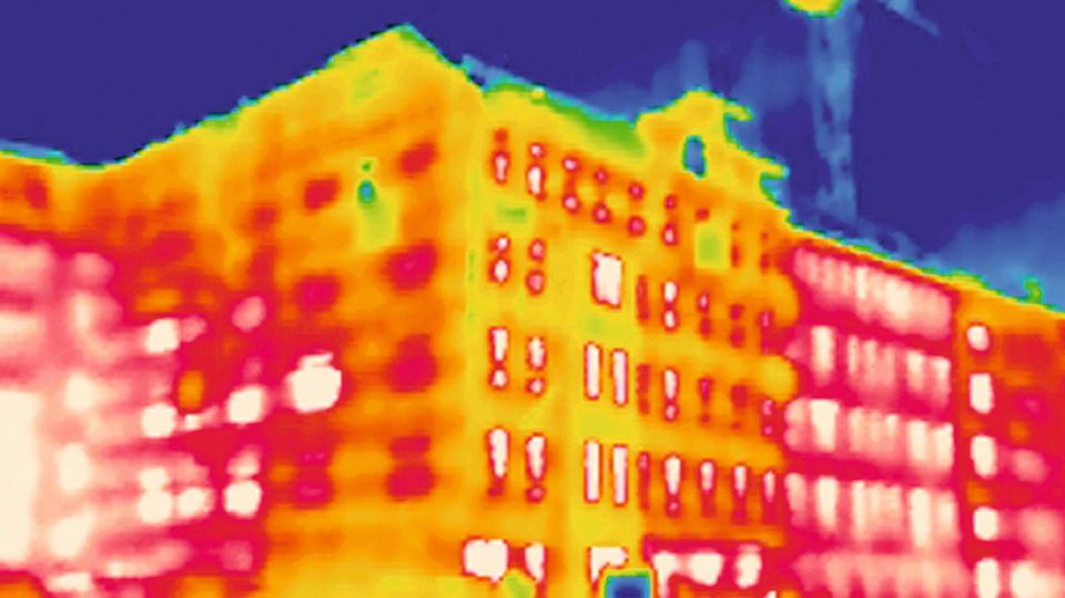 Wärmebild eines Bürogebäudes in Berlin: Die rote Färbung zeigt, wo Wärme nach draußen abgegeben wird