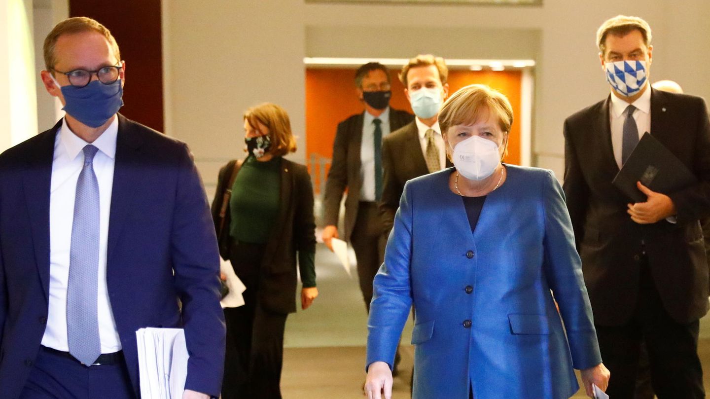 Michael Müller, Angela Merkel und Markus Söder mit Masken