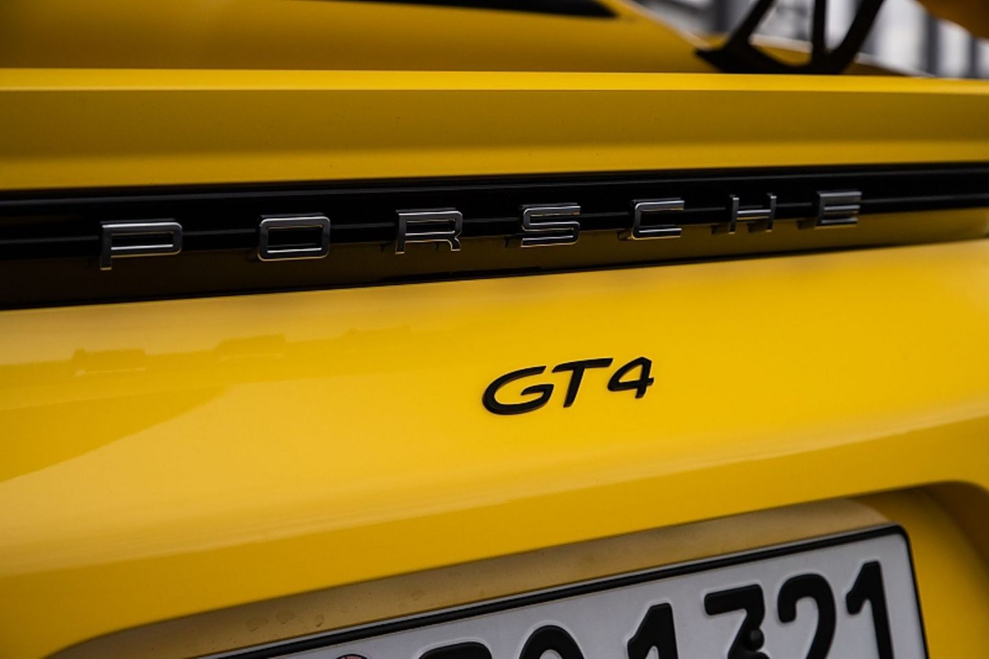 Der Porsche 718 Cayman GT4 PDK hat 309 kW / 420 PS