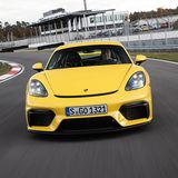 Mit 302 km/h ist die PDK-Version des Mittelmotorsportlers um ganze zwei km/h langsamer als die Handschalter-Version