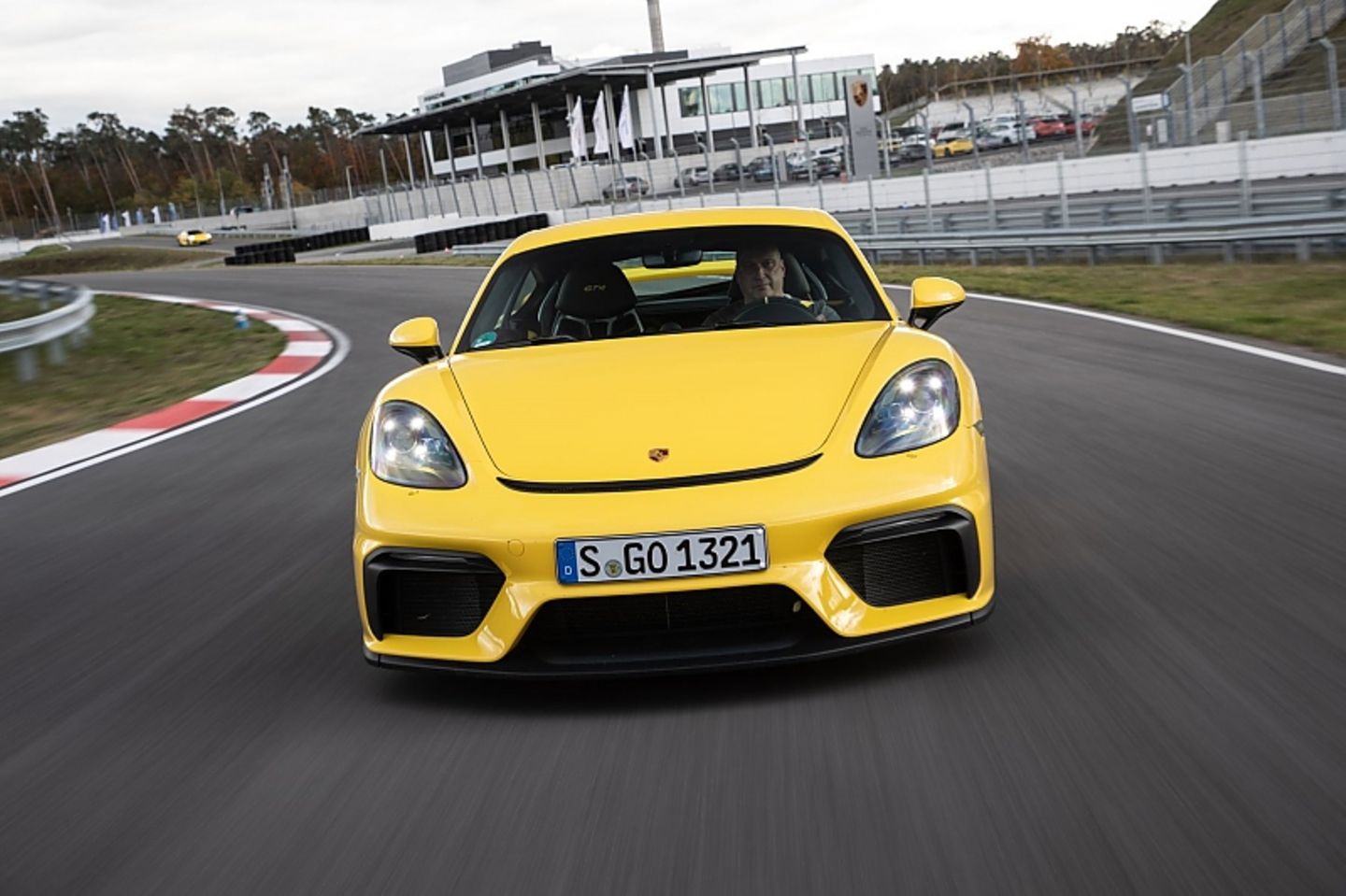 Mit 302 km/h ist die PDK-Version des Mittelmotorsportlers um ganze zwei km/h langsamer als die Handschalter-Version