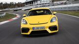 Mit 302 km/h ist die PDK-Version des Mittelmotorsportlers um ganze zwei km/h langsamer als die Handschalter-Version