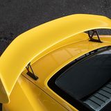 Der festsitzende Heckspoiler erhöht den Abtrieb