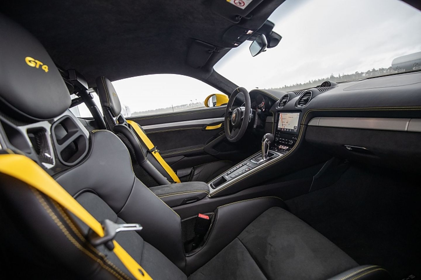 Das Cockpit des Porsche 718 Cayman GT4 PDK strahlt pure Sportlichkeit aus