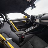 Das Cockpit des Porsche 718 Cayman GT4 PDK strahlt pure Sportlichkeit aus