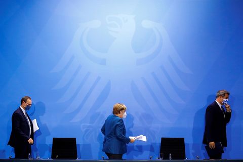 Angela Merkel, der bayerische Ministerpräsident Markus Söder (r.) und Berlins Regierender Bürgermeister Michael Müller