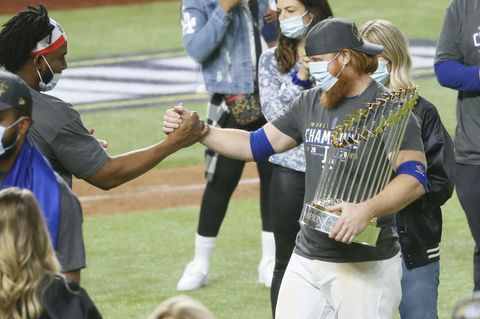 Justin Turner (rechts) von den Los Angeles Dodgers feiert nach dem Spiel mit der World-Series-Trophäe