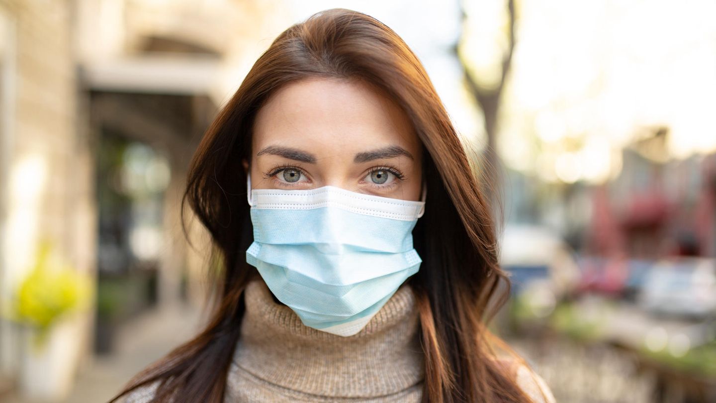 Coronavirus Lockdown: Eine Frau trägt einen Mund-Nasen-Schutz