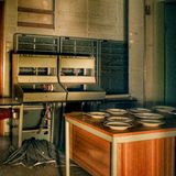 Honecker-Bunker in Wandlitz-Prenden  Er galt einst als der geheimste Ort der DDR: 30 Kilometer nordöstlich von Berlin befindet sich noch heute das Objekt 5001. Hier hätten im Kriegsfall bis 350 Personen der DDR-Führung bis zu zwei Wochen unter Tage leben können, versorgt durch die Bunkerküche (Foto). Zeitweilig konnte der Rückzugsort nach der Wende besichtigt werden, jetzt sind die Eingänge wieder zubetoniert.