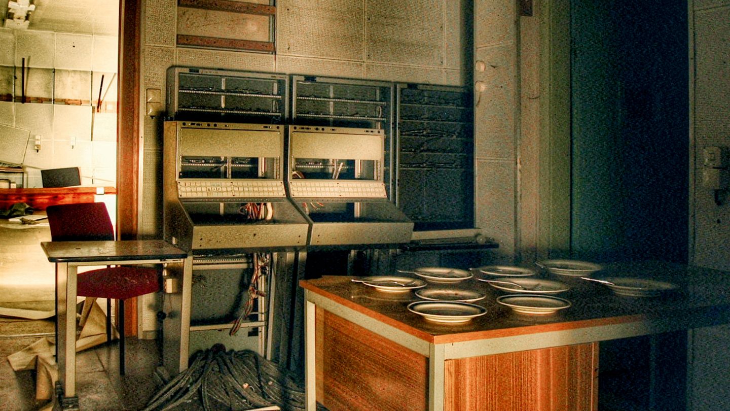 Lost Places: Honecker-Bunker in Wandlitz-Prenden Er galt einst als der geheimste Ort der DDR: 30 Kilometer nordöstlich von Berlin befindet sich noch heute das Objekt 5001. Hier hätten im Kriegsfall bis 350 Personen der DDR-Führung bis zu zwei Wochen unter Tage leben können, versorgt durch die Bunkerküche (Foto). Zeitweilig konnte der Rückzugsort nach der Wende besichtigt werden, jetzt sind die Eingänge wieder zubetoniert. Honecker-Bunker in Wandlitz-Prenden Er galt einst als der geheimste Ort der DDR: 30 Kilometer nordöstlich von Berlin befindet sich noch heute das Objekt 5001. Hier hätten im Kriegsfall bis 350 Personen der DDR-Führung bis zu zwei Wochen unter Tage leben können, versorgt durch die Bunkerküche (Foto). Zeitweilig konnte der Rückzugsort nach der Wende besichtigt werden, jetzt sind die Eingänge wieder zubetoniert.
