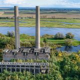 Bauruine des Großkraftwerks Vogelsang  Zwei 100 Meter hohe Schornsteine ragen am Ufer der Oder empor, schon seit den 1940er Jahren. Mit Zwangsarbeitern aus dem KZ Sachsenhausen wurde dieses Braunkohlekraftwerk nordöstlich vom heutigen Eisenhüttenstadt errichtet – doch nie fertiggestellt.
