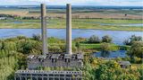 Bauruine des Großkraftwerks Vogelsang  Zwei 100 Meter hohe Schornsteine ragen am Ufer der Oder empor, schon seit den 1940er Jahren. Mit Zwangsarbeitern aus dem KZ Sachsenhausen wurde dieses Braunkohlekraftwerk nordöstlich vom heutigen Eisenhüttenstadt errichtet – doch nie fertiggestellt.