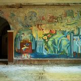 Landesanstalt Teupitz  Ein Wandbild aus sozialistischen Zeiten: Die Anfang des 20. Jahrhunderts errichtete Nervenheilanstalt ist ein Ort zum Gruseln. Denn neben der Funktion als Lazarett in beiden Weltkriegen, wurden hier im Dritten Reich Hunderte Menschen mit Behinderungen eingeliefert, die im Rahmen des Euthanasieprogramm der Nazis ermordet worden. Ein Teil der Anlage gehört heute zu den Asklepios Kliniken, der Rest verfällt.