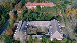 Feuerwerkslaboratorium Kirchmöser  Die alte Munitionsfabrik des Kaisers bei dem Ort Brandenburg an der Havel, die aus der Luft eher an eine Schlossanlage erinnert, wurde nach dem Ersten Weltkrieg zur Lokomotivenfabrik, später wieder zum Rüstungsbetrieb und von den Sowjets zur Werkstatt für Panzer umfunktioniert.