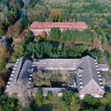 Feuerwerkslaboratorium Kirchmöser  Die alte Munitionsfabrik des Kaisers bei dem Ort Brandenburg an der Havel, die aus der Luft eher an eine Schlossanlage erinnert, wurde nach dem Ersten Weltkrieg zur Lokomotivenfabrik, später wieder zum Rüstungsbetrieb und von den Sowjets zur Werkstatt für Panzer umfunktioniert.