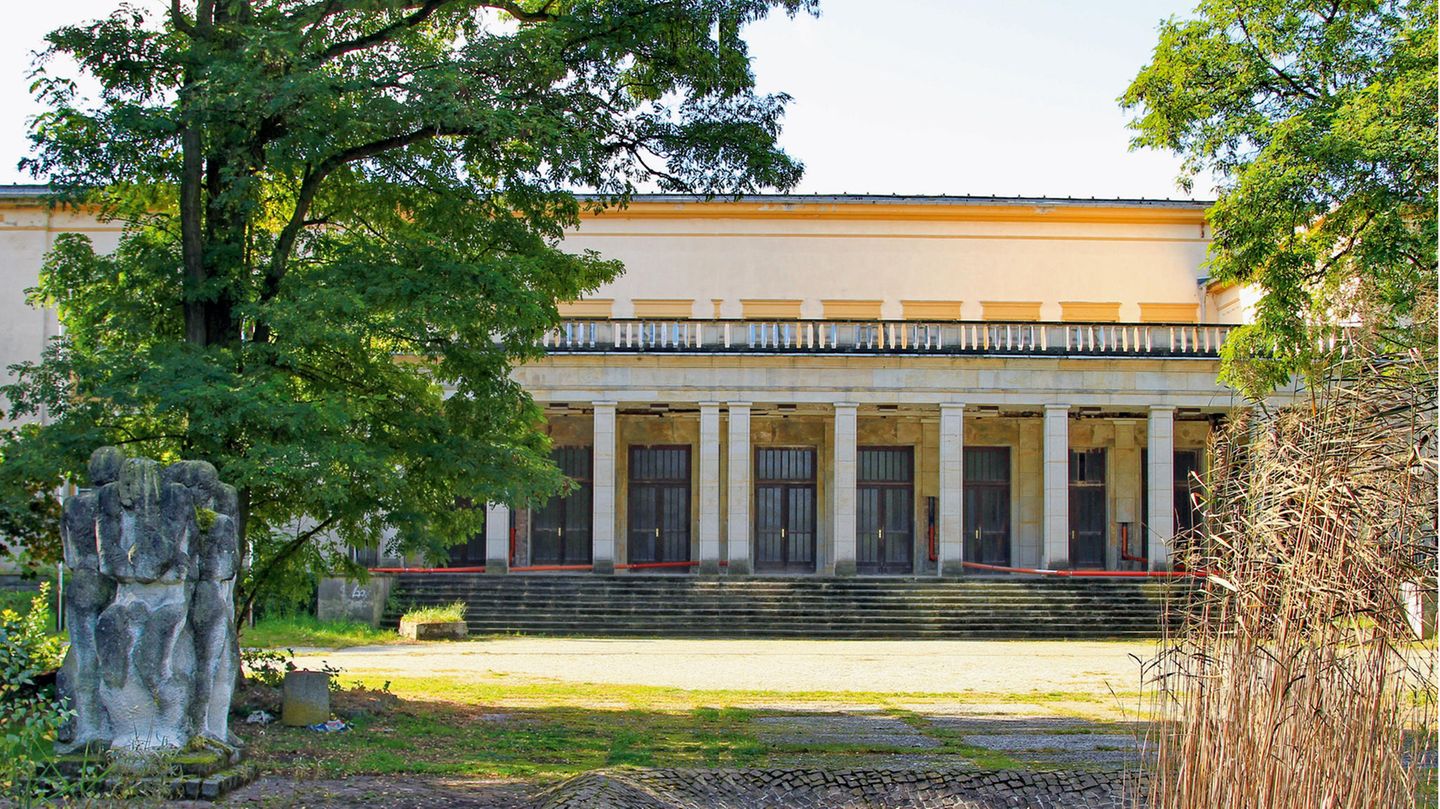 Lost Places: Waldhof am Bogensee Nicht weit Wandlitz entfernt ließ sich Joseph Goebbels einen Landsitz errichten. Zu DDR-Zeiten wurde das Anwesen als Jugendhochschule der FDJ genutzt. Das Kulturhaus (Foto), die Säle und Lektionsgebäude sind noch in einem guten Zustand, doch seit der Jahrtausendwende stehen die Räumlichkeiten leer. Waldhof am Bogensee Nicht weit Wandlitz entfernt ließ sich Joseph Goebbels einen Landsitz errichten. Zu DDR-Zeiten wurde das Anwesen als Jugendhochschule der FDJ genutzt. Das Kulturhaus (Foto), die Säle und Lektionsgebäude sind noch in einem guten Zustand, doch seit der Jahrtausendwende stehen die Räumlichkeiten leer.
