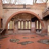 Heilstätte Grabowsee  30 marode Gebäude stehen auf dem Gelände der ehemaligen Lungenheilstätte im Norden Oranienburg, dazu gehört auch die vor Jahren abgebrannte Kirche (Foto). Das Ensemble diente bereits als Filmkulisse für "Monuments Men" mit George Clooney. Zukünftig soll es eine Internationale Akademie für Kinder und Jugendliche werden.