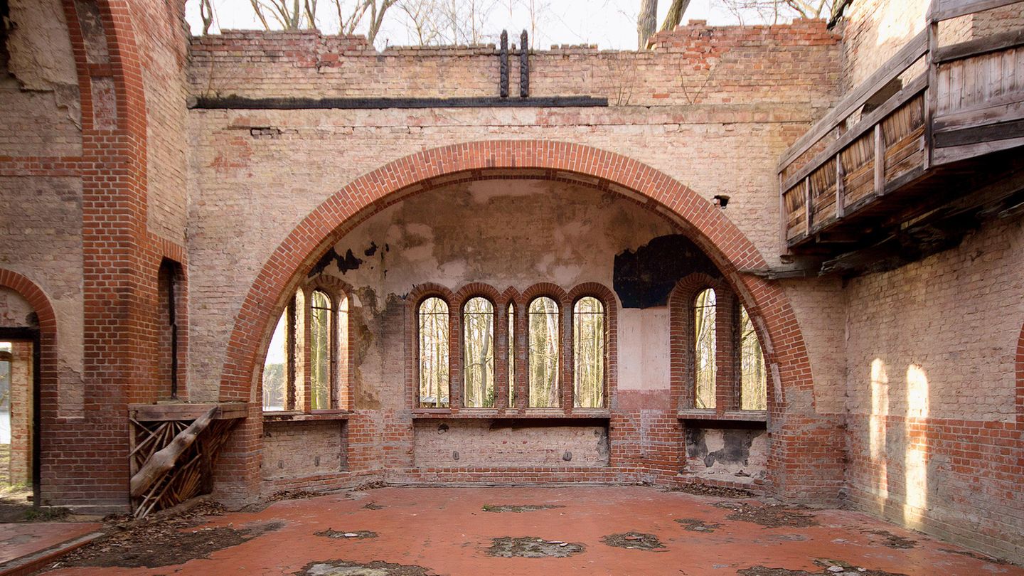Lost Places: Heilstätte Grabowsee 30 marode Gebäude stehen auf dem Gelände der ehemaligen Lungenheilstätte im Norden Oranienburg, dazu gehört auch die vor Jahren abgebrannte Kirche (Foto). Das Ensemble diente bereits als Filmkulisse für "Monuments Men" mit George Clooney. Zukünftig soll es eine Internationale Akademie für Kinder und Jugendliche werden. Heilstätte Grabowsee 30 marode Gebäude stehen auf dem Gelände der ehemaligen Lungenheilstätte im Norden Oranienburg, dazu gehört auch die vor Jahren abgebrannte Kirche (Foto). Das Ensemble diente bereits als Filmkulisse für "Monuments Men" mit George Clooney. Zukünftig soll es eine Internationale Akademie für Kinder und Jugendliche werden.