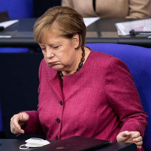 Angela Merkel mit zweifelndem Gesichtsausdruck im Bundestag