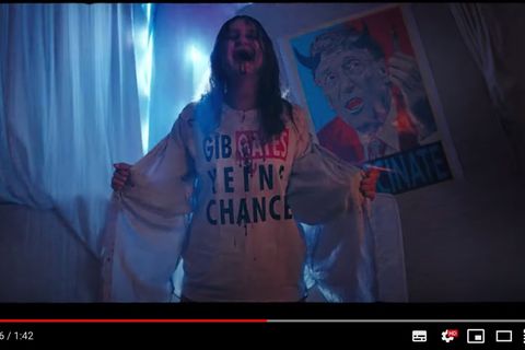 Besessenes Mädchen trägt T-Shirt mit der Aufschrift "Gib Gates keine Chance"