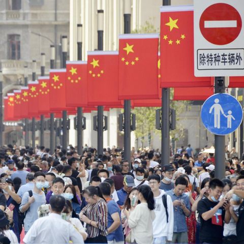 Infektionszahlen in Europa und Asien: Europa geht in den Lockdown – auf Chinas Straßen scheint Corona kaum mehr ein Thema