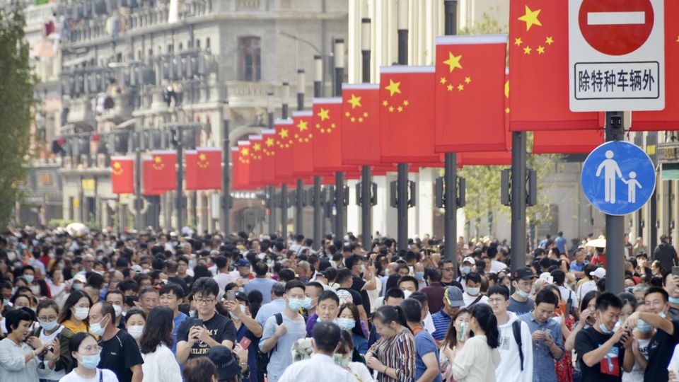 Infektionszahlen in Europa und Asien: Europa geht in den Lockdown – auf Chinas Straßen scheint Corona kaum mehr ein Thema