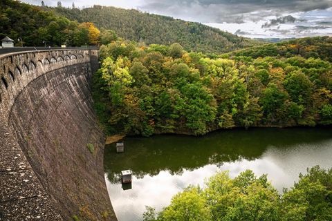 Monumental: Die Urfstaumauer, 1905 fertiggestellt, trennt den Urftsee vom Obersee (rechts). Der Wildnis-Trail führt an ihr vorbei