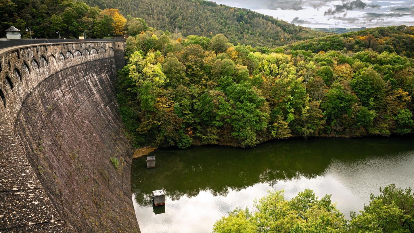 Monumental: Die Urfstaumauer, 1905 fertiggestellt, trennt den Urftsee vom Obersee (rechts). Der Wildnis-Trail führt an ihr vorbei