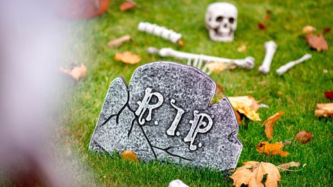 Ein Grabstein als halloween-Dekoration im Garten