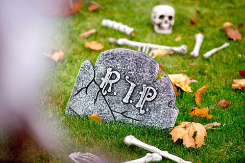 Ein Grabstein als halloween-Dekoration im Garten