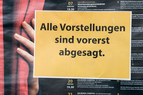 Schild mit der Aufschrift "Alle Vorstellungen sind vorerst abgesagt" an einem Berliner Theater