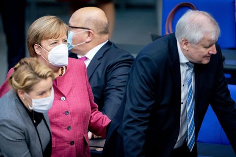 Angela Merkel, Franziska Giffey, Peter Altmaier und Horst Seehofer mit Masken im Bundestag