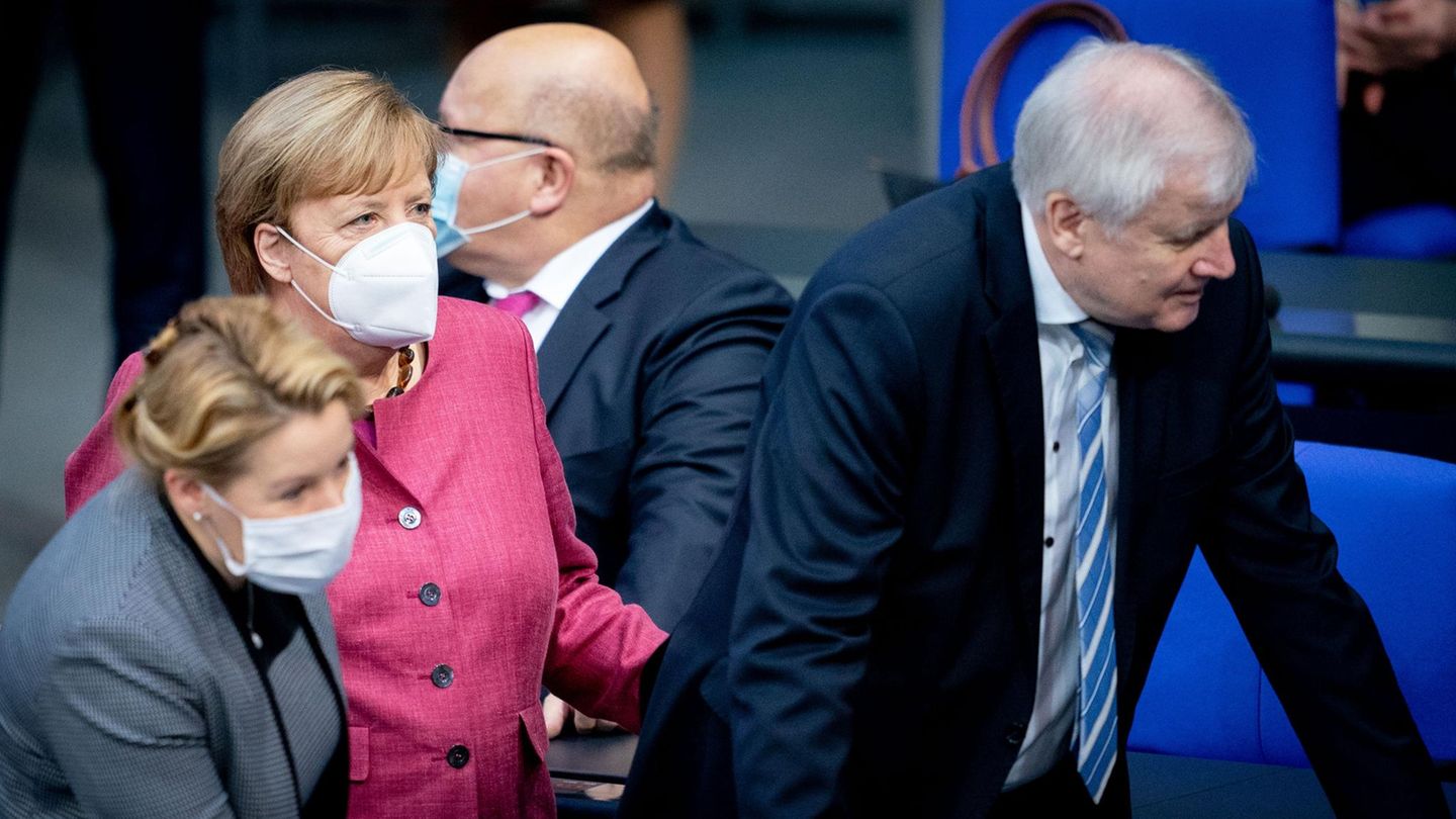 Angela Merkel, Franziska Giffey, Peter Altmaier und Horst Seehofer mit Masken im Bundestag