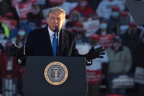 Donald Trump am Rednerpult bei einem Wahlkampfauftritt in Wisconsin