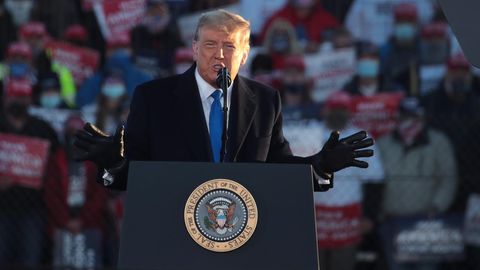 Donald Trump am Rednerpult bei einem Wahlkampfauftritt in Wisconsin
